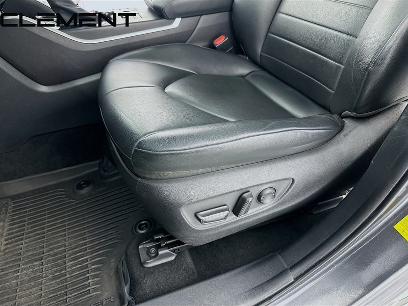 Toyota Highlander Vehicle Full-screen Gallery Image 29