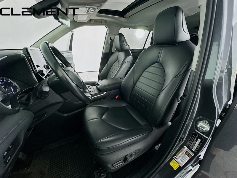 Toyota Highlander Vehicle Full-screen Gallery Image 30