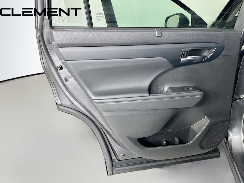 Toyota Highlander Vehicle Full-screen Gallery Image 32