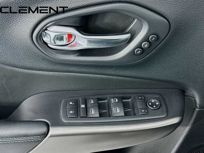 Jeep Cherokee Vehicle Full-screen Gallery Image 27