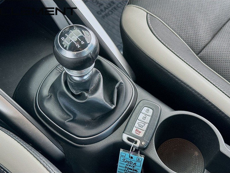 Hyundai Veloster Vehicle Full-screen Gallery Image 24