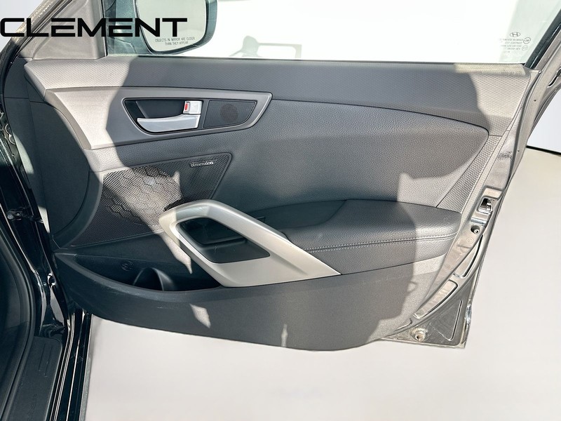 Hyundai Veloster Vehicle Full-screen Gallery Image 35