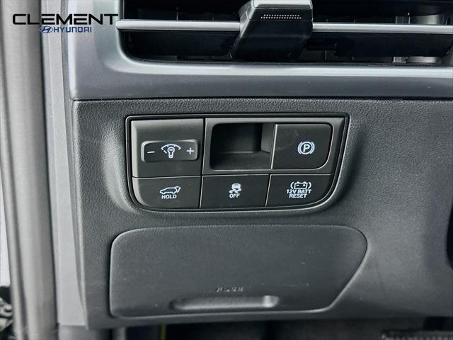 Hyundai Tucson Hybrid Vehicle Full-screen Gallery Image 12