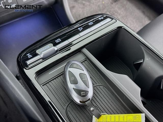 Hyundai Tucson Hybrid Vehicle Full-screen Gallery Image 21