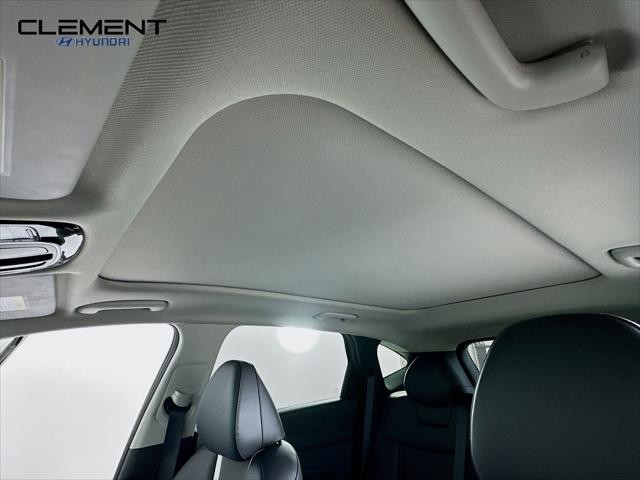 Hyundai Tucson Hybrid Vehicle Full-screen Gallery Image 22