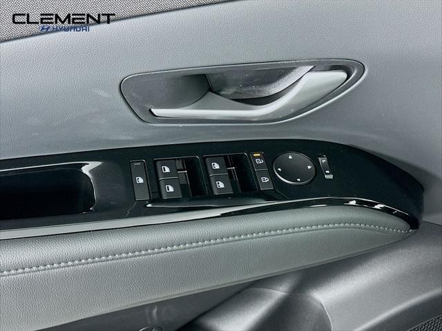 Hyundai Tucson Hybrid Vehicle Full-screen Gallery Image 24