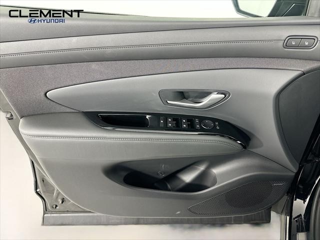 Hyundai Tucson Hybrid Vehicle Full-screen Gallery Image 25