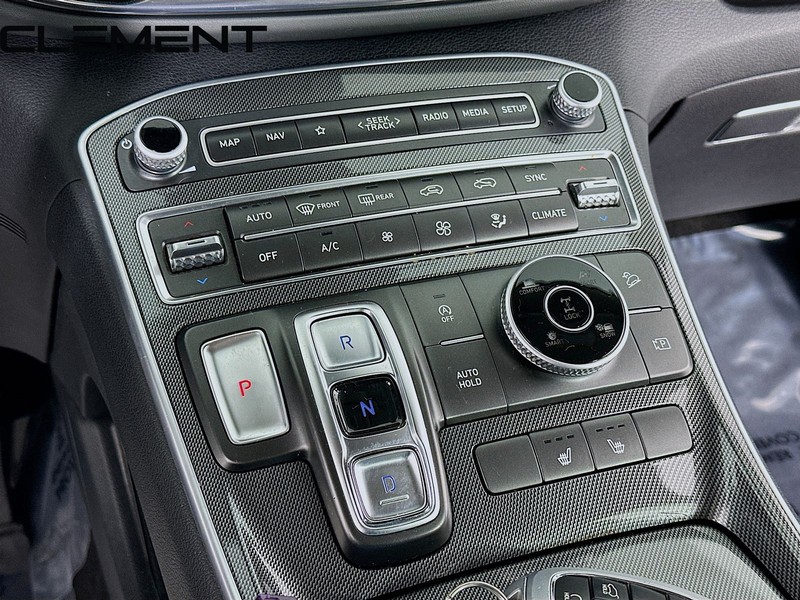 Hyundai Santa Fe Vehicle Full-screen Gallery Image 22