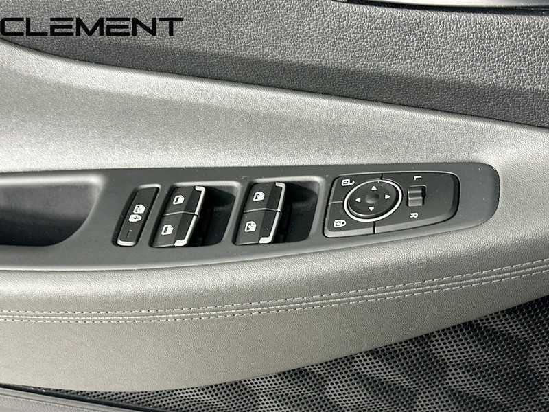 Hyundai Santa Fe Vehicle Full-screen Gallery Image 25