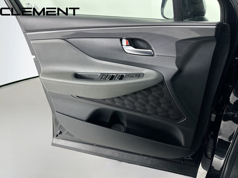 Hyundai Santa Fe Vehicle Full-screen Gallery Image 27