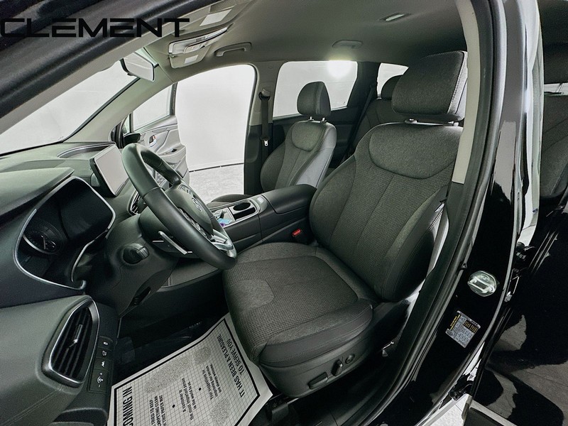Hyundai Santa Fe Vehicle Full-screen Gallery Image 29
