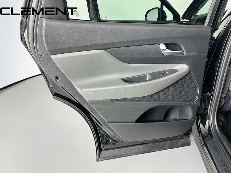 Hyundai Santa Fe Vehicle Full-screen Gallery Image 30