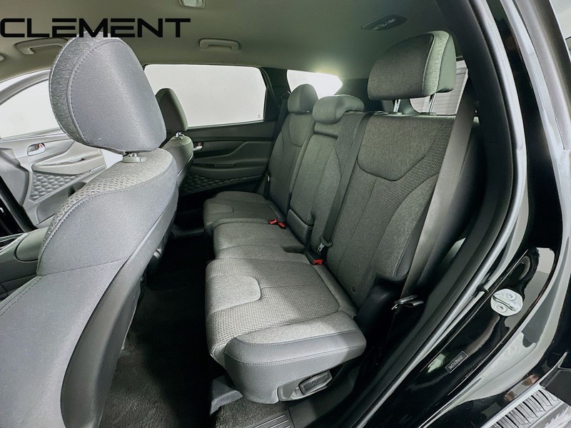 Hyundai Santa Fe Vehicle Full-screen Gallery Image 32