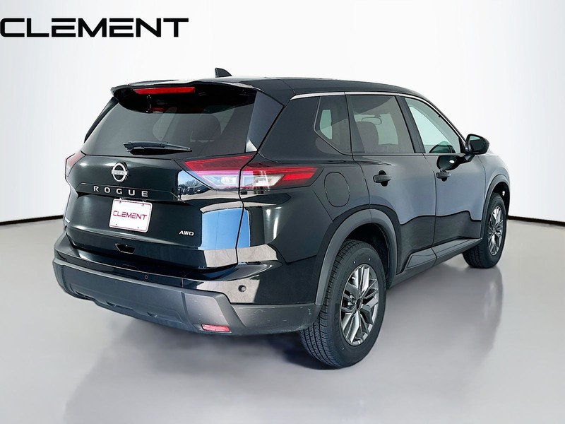Nissan Rogue Vehicle Full-screen Gallery Image 7