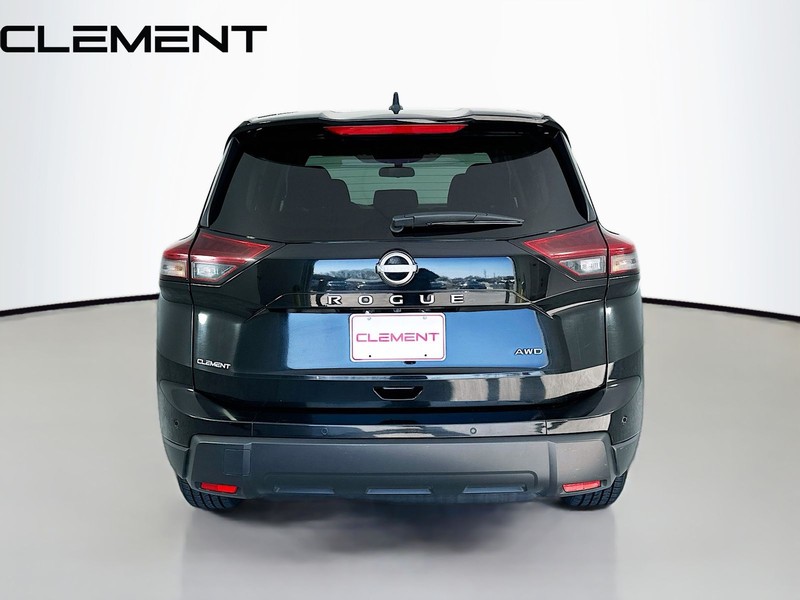 Nissan Rogue Vehicle Full-screen Gallery Image 8