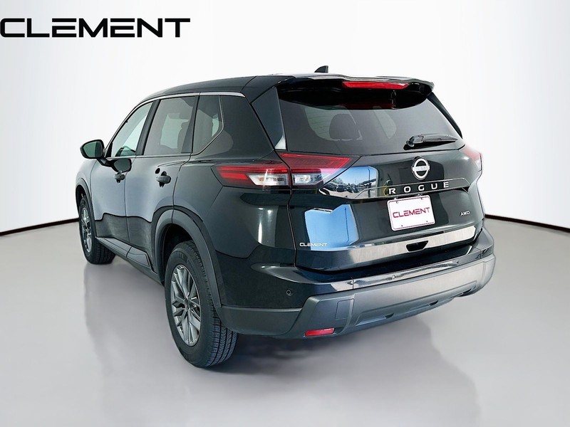 Nissan Rogue Vehicle Full-screen Gallery Image 10