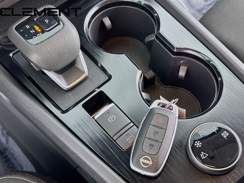 Nissan Rogue Vehicle Full-screen Gallery Image 23