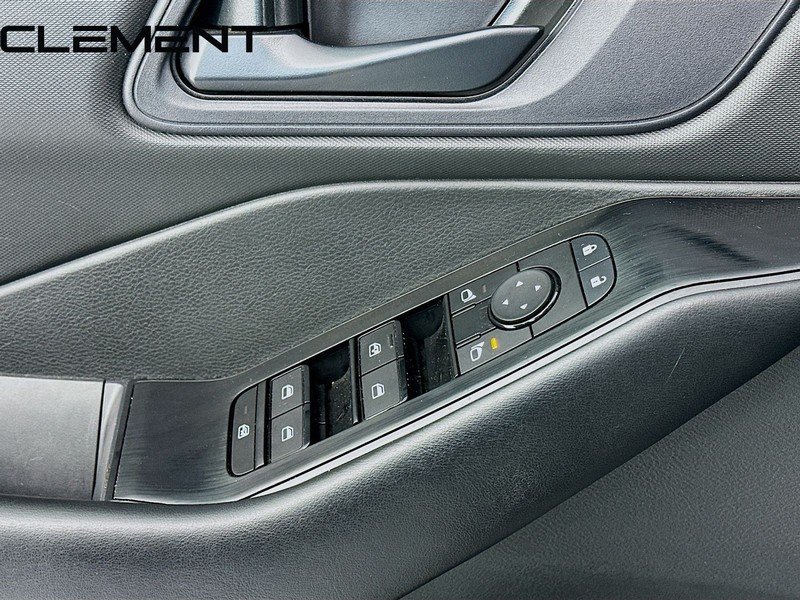 Nissan Rogue Vehicle Full-screen Gallery Image 24