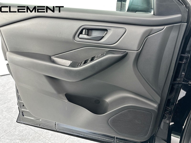 Nissan Rogue Vehicle Full-screen Gallery Image 25