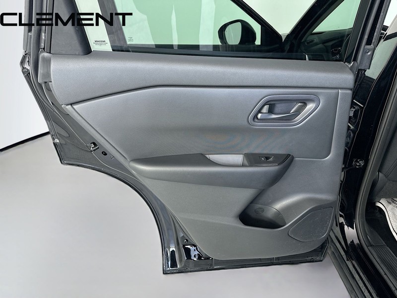 Nissan Rogue Vehicle Full-screen Gallery Image 29