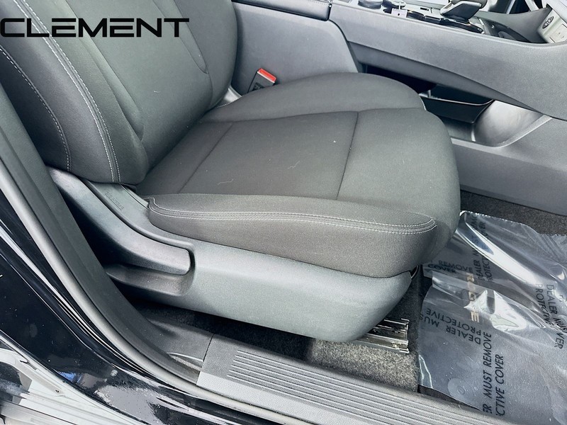 Nissan Rogue Vehicle Full-screen Gallery Image 32