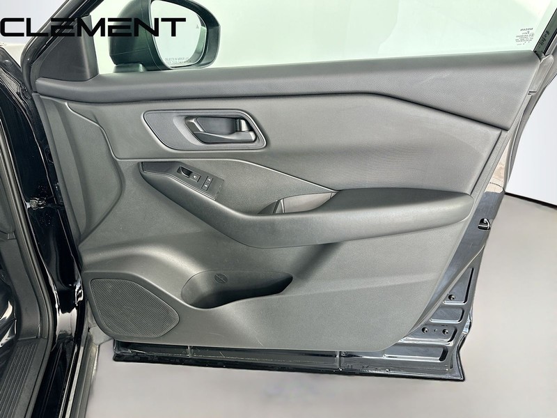 Nissan Rogue Vehicle Full-screen Gallery Image 34