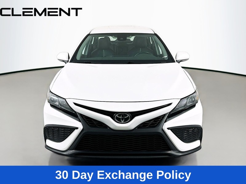 Toyota Camry Vehicle Full-screen Gallery Image 3
