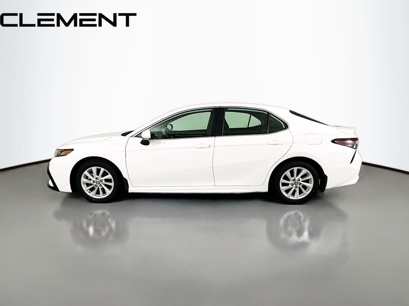 Toyota Camry Vehicle Full-screen Gallery Image 6