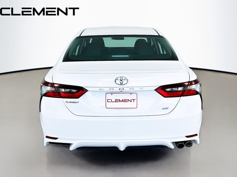 Toyota Camry Vehicle Full-screen Gallery Image 8