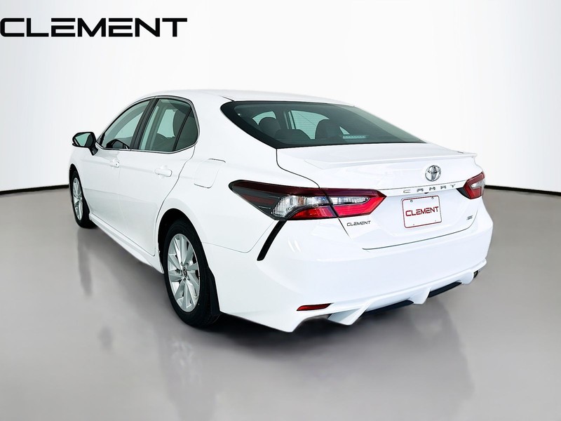 Toyota Camry Vehicle Full-screen Gallery Image 10