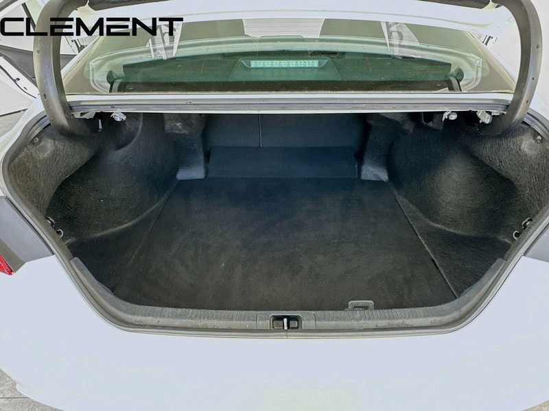 Toyota Camry Vehicle Full-screen Gallery Image 11