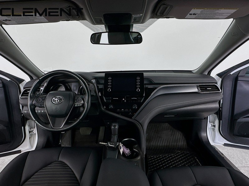 Toyota Camry Vehicle Full-screen Gallery Image 12