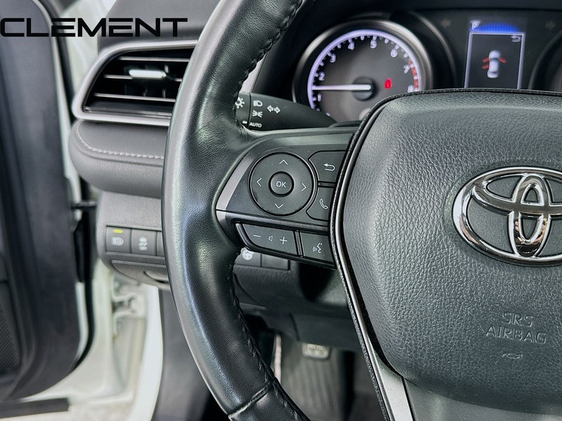 Toyota Camry Vehicle Full-screen Gallery Image 15