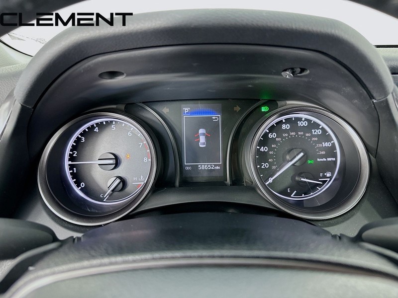 Toyota Camry Vehicle Full-screen Gallery Image 18