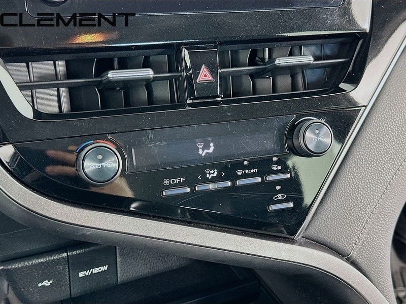 Toyota Camry Vehicle Full-screen Gallery Image 22