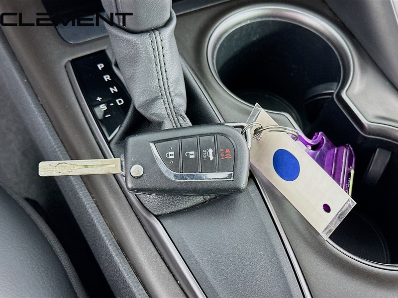 Toyota Camry Vehicle Full-screen Gallery Image 24