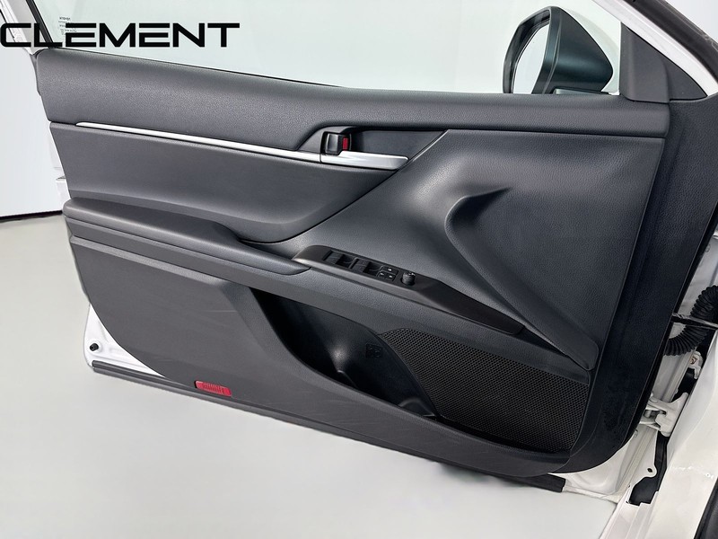 Toyota Camry Vehicle Full-screen Gallery Image 27