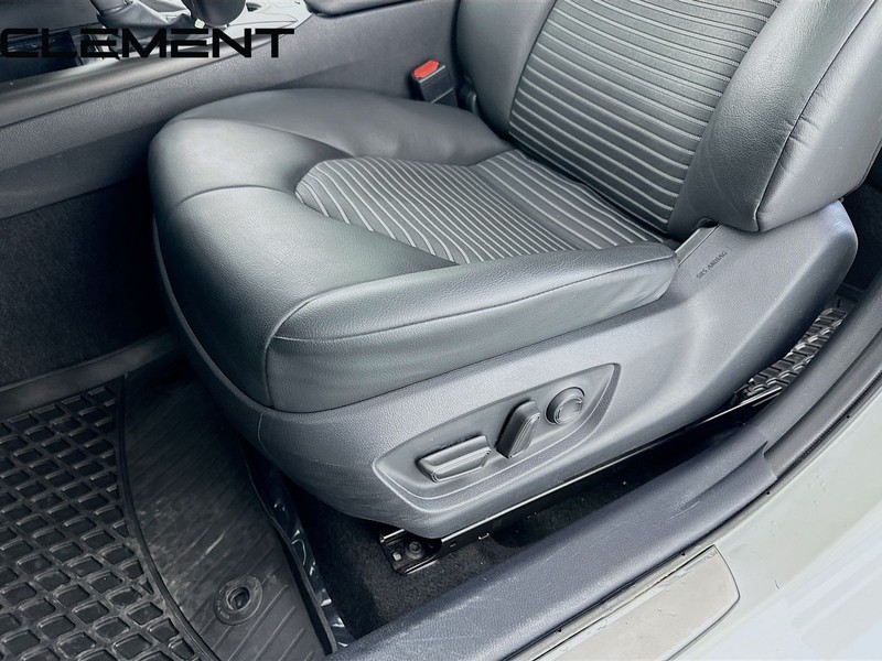 Toyota Camry Vehicle Full-screen Gallery Image 28