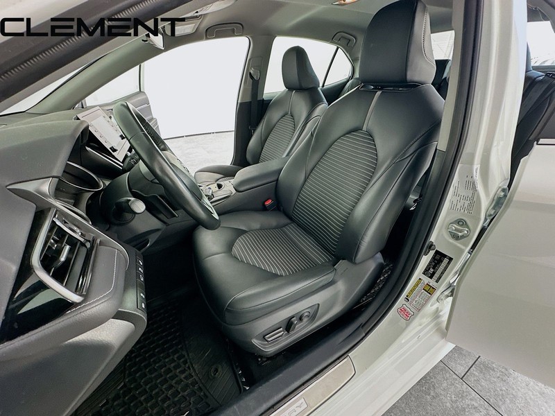 Toyota Camry Vehicle Full-screen Gallery Image 29