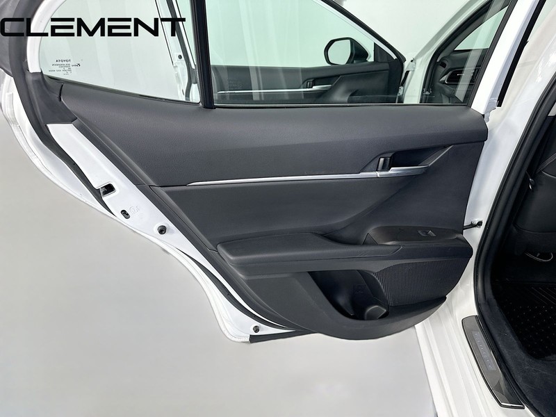 Toyota Camry Vehicle Full-screen Gallery Image 30