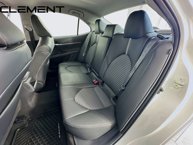 Toyota Camry Vehicle Full-screen Gallery Image 32