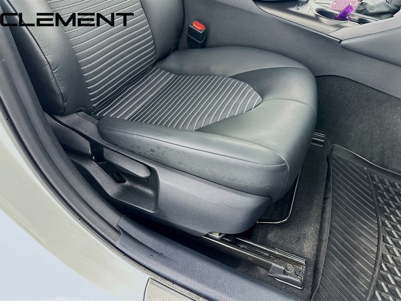 Toyota Camry Vehicle Full-screen Gallery Image 33