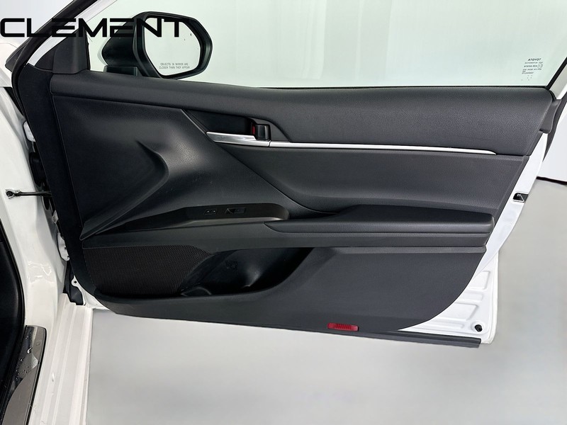 Toyota Camry Vehicle Full-screen Gallery Image 35