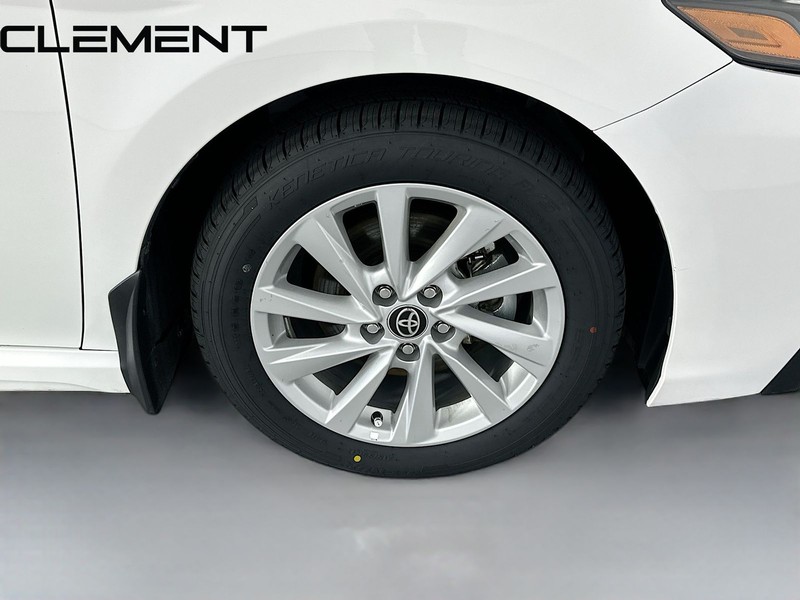Toyota Camry Vehicle Full-screen Gallery Image 36