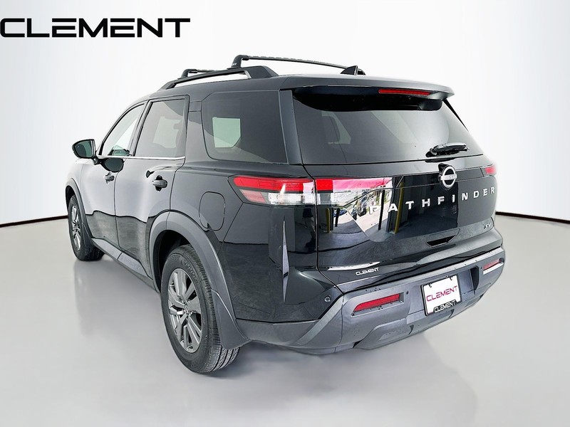 Nissan Pathfinder Vehicle Full-screen Gallery Image 10