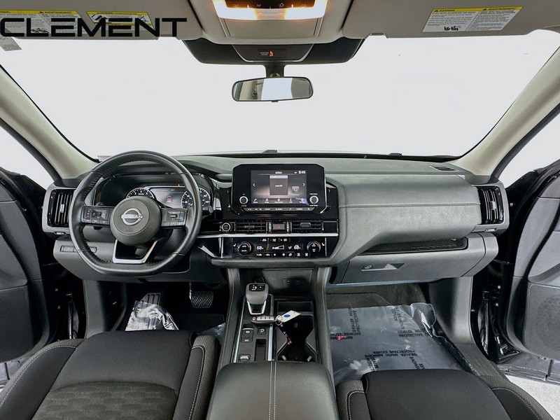 Nissan Pathfinder Vehicle Full-screen Gallery Image 12