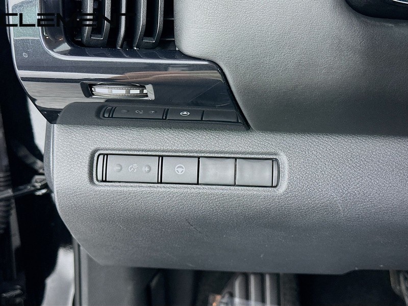 Nissan Pathfinder Vehicle Full-screen Gallery Image 13