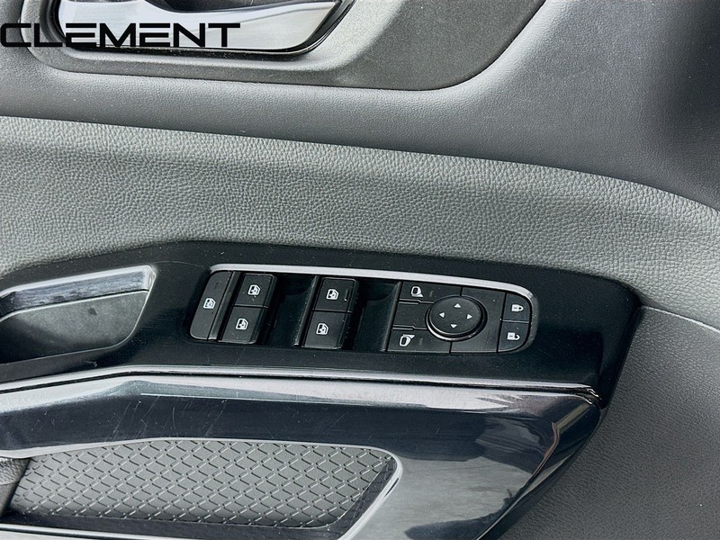 Nissan Pathfinder Vehicle Full-screen Gallery Image 25