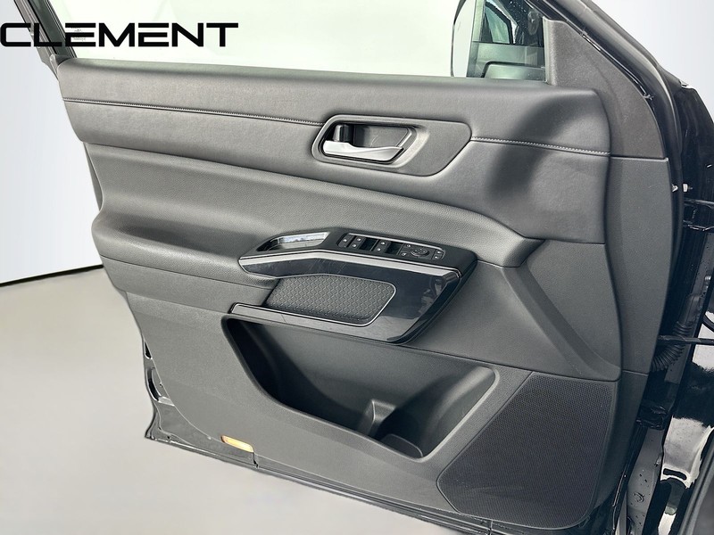 Nissan Pathfinder Vehicle Full-screen Gallery Image 27