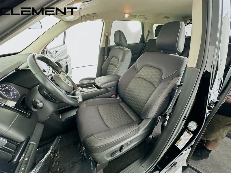 Nissan Pathfinder Vehicle Full-screen Gallery Image 29